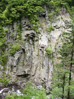 溶岩でできた切り立った壁