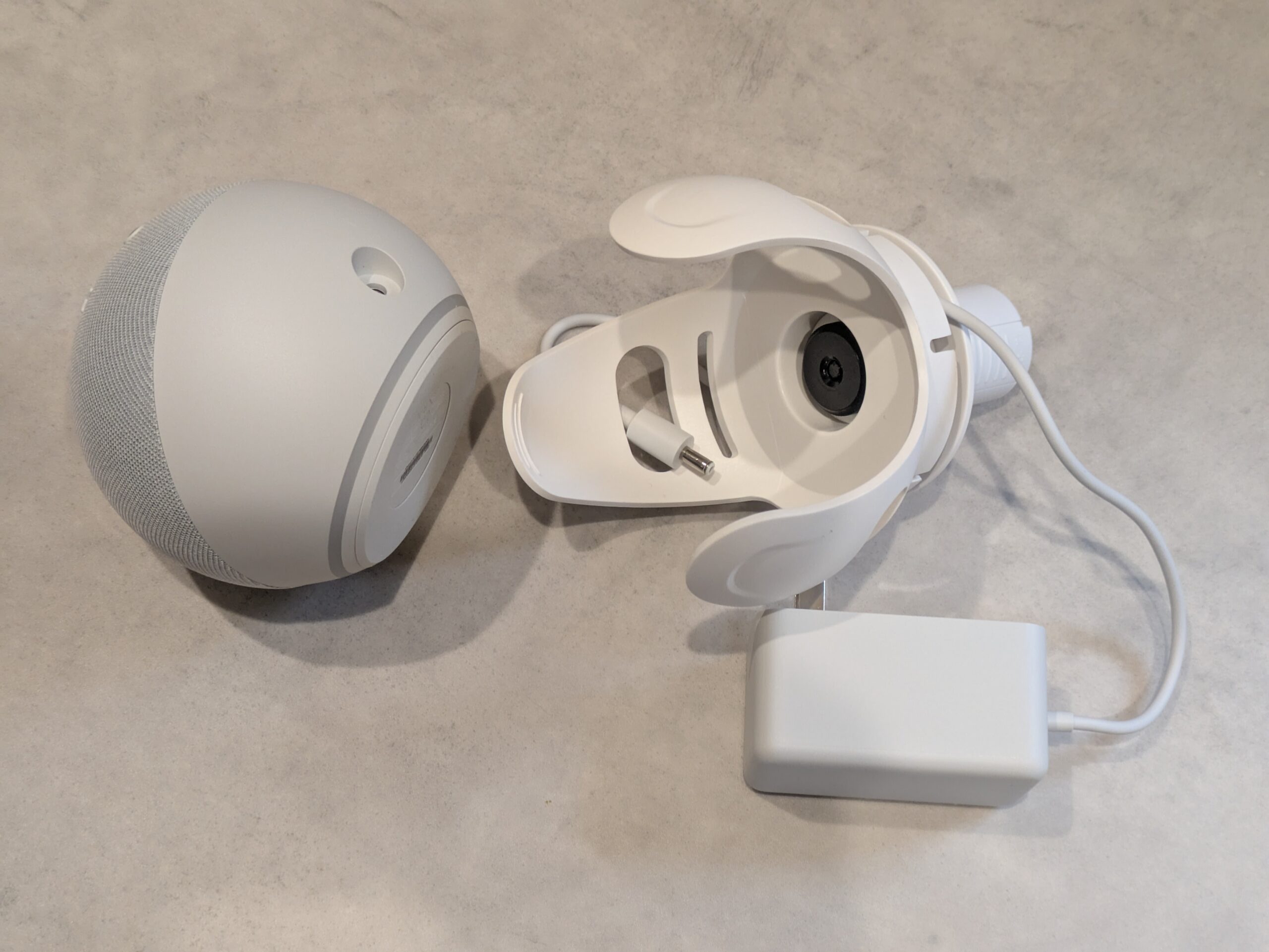 Echo Dotとマウント、電源アダプター