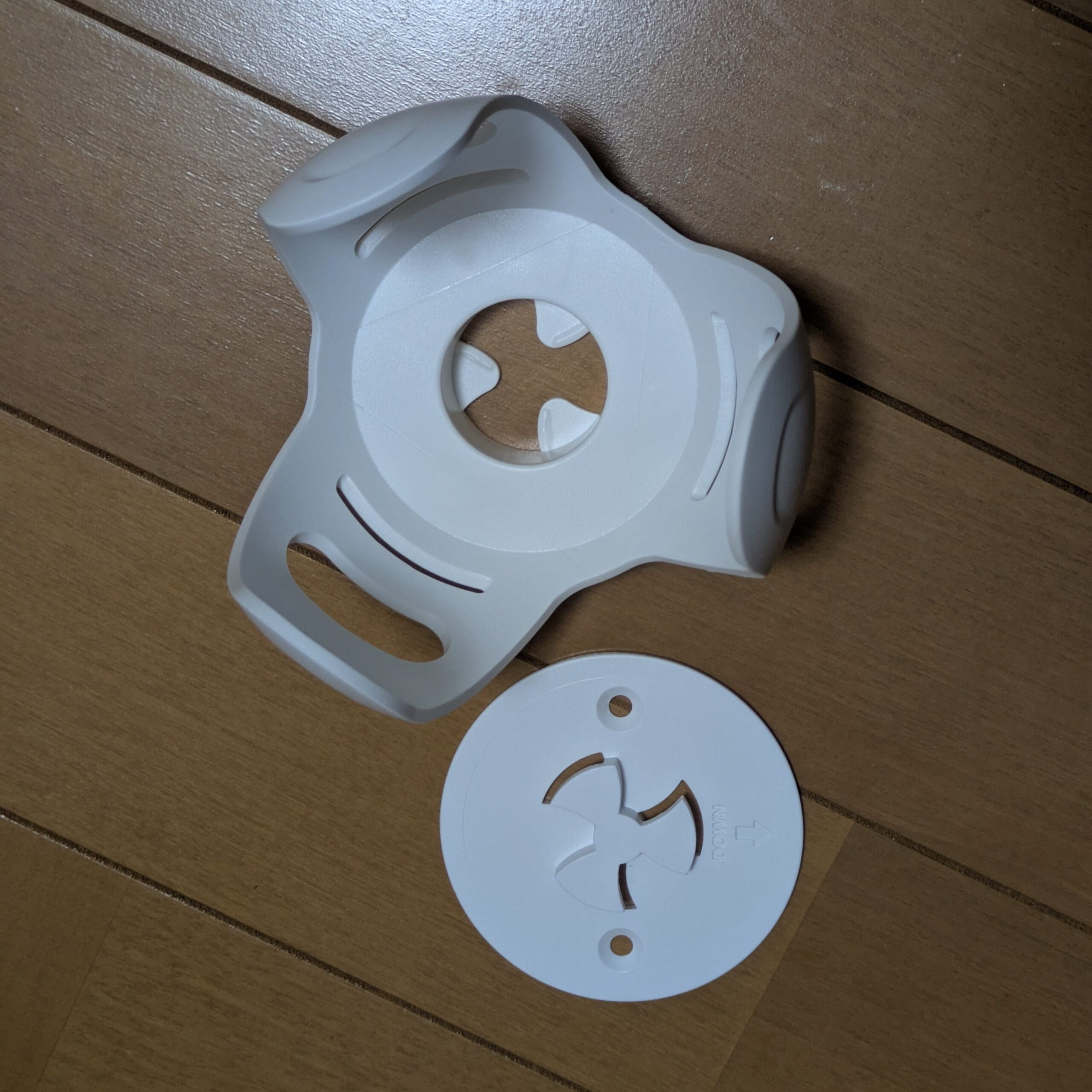 AliExpressで購入したEcho Dot用マウントの保持パーツと台座
